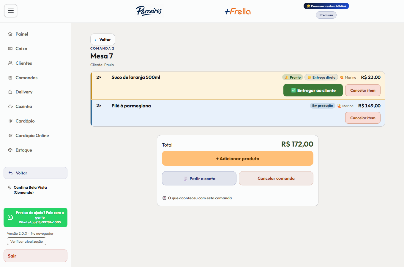 Comanda da Mesa 7 aberta no +Frella, com o nome do cliente no alto e dois lançamentos: dois sucos marcados como Pronto e Entrega direta, com o botão Entregar ao cliente, e dois filés à parmegiana marcados como Em produção; cada linha mostra quem lançou e o valor, e abaixo o total da conta com os botões Adicionar produto, Pedir a conta e Cancelar comanda