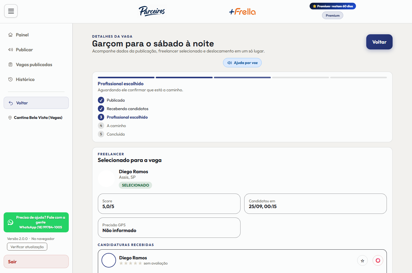 Tela de detalhes de uma vaga no +Frella, com a régua de cinco etapas — Publicada, Recebendo candidatos, Profissional escolhido, A caminho e Concluída —, o cartão do freelancer selecionado com cidade, score e quando se candidatou, e a lista de candidaturas recebidas