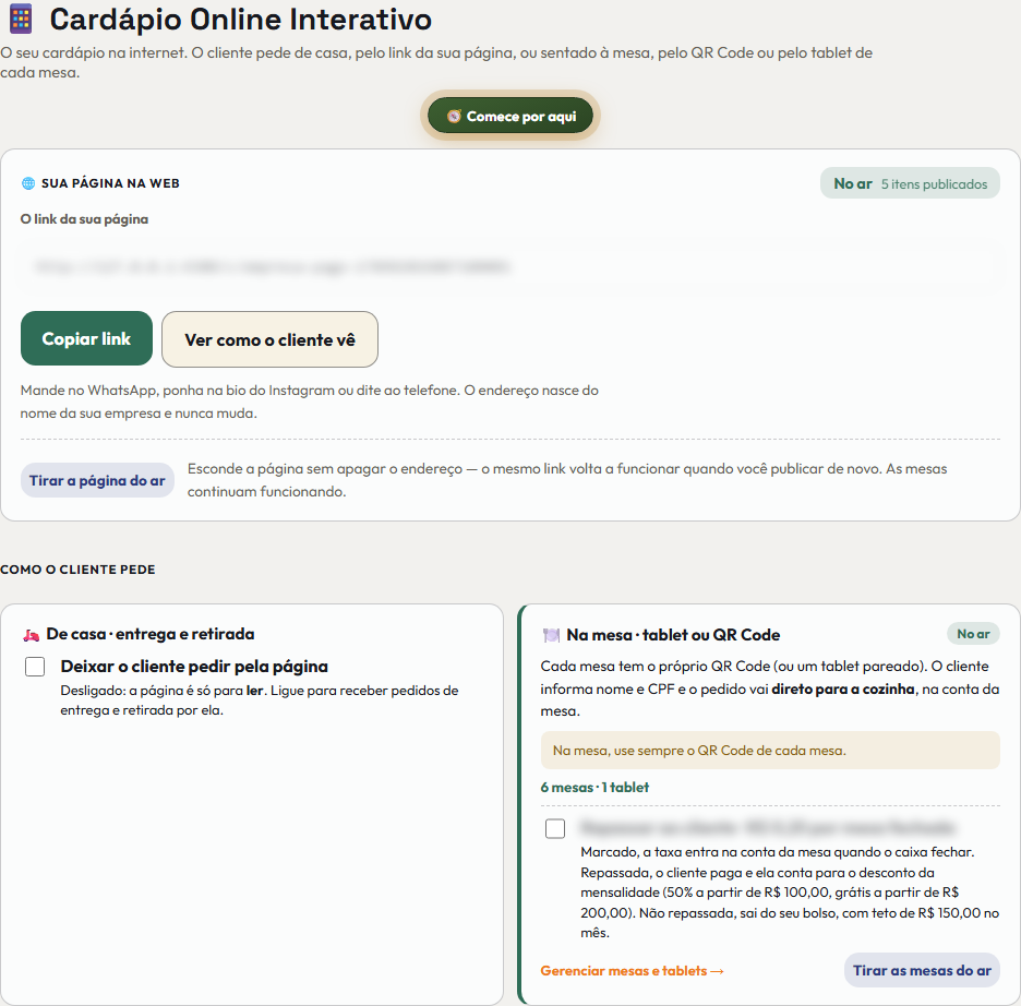 Painel do cardápio online no +Frella: o cartão Sua página na web, marcado como no ar, com o link da página e os botões Copiar link, Ver como o cliente vê e Tirar a página do ar; abaixo, os dois jeitos de o cliente pedir — o cartão De casa, entrega e retirada, e o cartão Na mesa, tablet ou QR Code, com o aviso para usar sempre o QR Code de cada mesa e o botão para gerenciar mesas e tablets