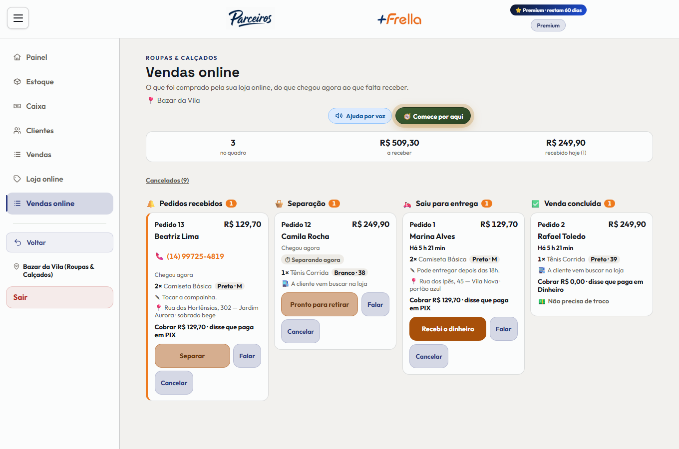 Quadro de Vendas online no +Frella, com um pedido em cada uma das quatro colunas: Pedidos recebidos, Separação, Saiu para entrega e Venda concluída. O cartão da primeira coluna acabou de chegar e mostra o telefone da cliente em destaque, duas camisetas pretas no tamanho M, o endereço de entrega e a forma de pagamento; o da segunda traz um tênis branco na numeração 38 com o tempo de separação correndo; o da terceira já saiu para entrega e o da quarta está concluído. No alto, os indicadores do momento: quantos pedidos estão no quadro, quanto ainda há a receber, quanto entrou hoje, e o atalho para os cancelados