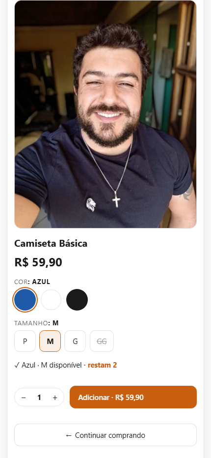 A vitrine da loja aberta no celular do cliente: a foto da peça sendo vestida, e abaixo a ficha da Camiseta Básica com o preço, o seletor de cor com a azul marcada, o de tamanho com o GG riscado por estar esgotado e o M marcado, o aviso de que a combinação azul no M está disponível e restam 2, o botão de adicionar e, abaixo dele, o atalho para continuar comprando